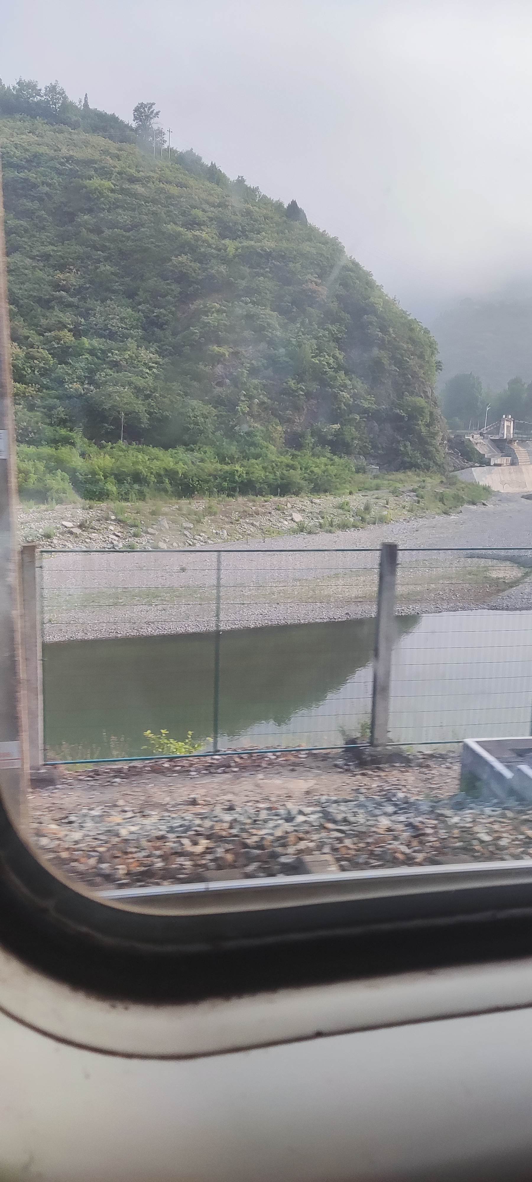 倒映了山的水